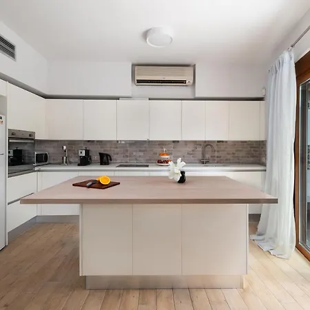 Ritas Modern In-city House Rhodes City